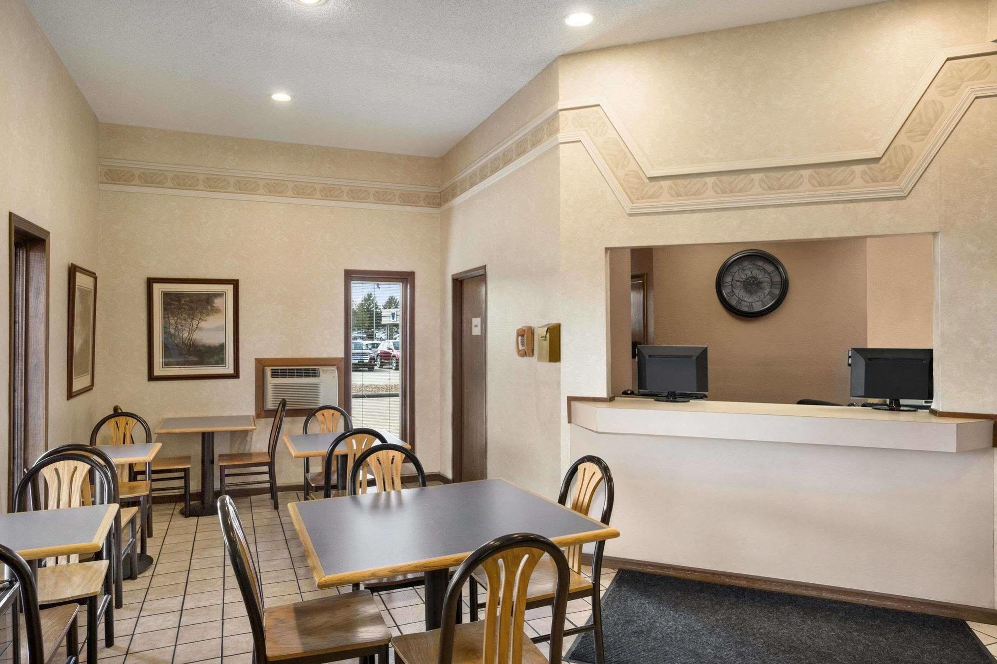 Super 8 By Wyndham Carbondale Motel Exterior photo